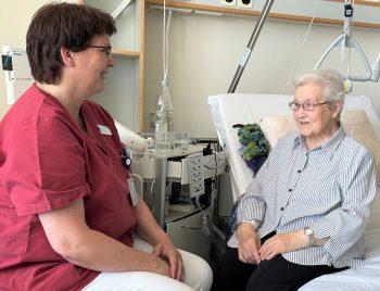 Immer an ihrer Seite: Altenpflegerin Christel Spahn unterstützt Schwester Theophila Krüer vor, während und nach ihrem operativen Eingriff. 