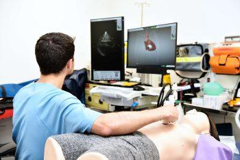 Der Sono-Simulator hilft Studierenden dabei, Herzuntersuchungen mittels Ultraschall zu üben. Bildnachweis: BG Universitätsklinikum Bergmannsheil