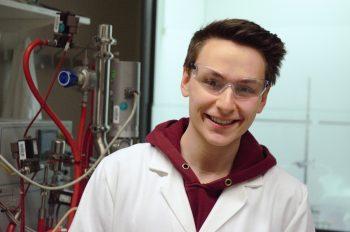 Simon Schröder hat Biochemie an der Ruhr-Universität Bochum studiert und seine Masterarbeit in der Arbeitsgruppe Mikrobielle Biotechnologie Anfang 2023 erfolgreich abgeschlossen.© Privat
