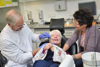  Behindertenorientierte Zahnmedizin Jährlich werden rund 1.500 Patient:innen mit Behinderung an der universitären Zahnklinik in Witten erfolgreich behandelt. (Foto: UW/H) 