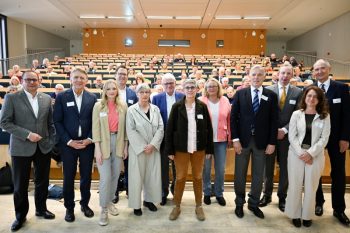 (v.l.) Thomas Kufen, Oberbürgermeister der Stadt Essen, Prof. Dr. Helmut Frister, Vorsitzender des Deut-schen Ethikrats, Kristina Hardt, Angehörige, Dr. Jorit Ness, Geschäftsführer der Stiftung Universitätsme-dizin, Karin Scheer, Vorstand Deutscher Hospiz und PalliativVerband, Dr. Dr. h.c. Jochen Melchior, Eh-renvorsitzender des Kuratoriums der Stiftung Universitätsmedizin, Dr. Regina Wieland, Ärztliche Leiterin des KinderPalliativTeams, Kerstin Klein, Angehörige, Prof. Dr. Klaus Trützschler, Kuratoriumsvorsitzender der Stiftung Universitätsmedizin, Dr. Johannes Hütte, Kaufmännischer Direktor der Universitätsmedizin Essen, Prof. Dr. Mitra Tewes, Direktorin der Palliativmedizin an der Universitätsmedizin Essen, und Prof. Dr. Ulrich Radtke, Vorstandsvorsitzender der Stiftung Universitätsmedizin. Foto: Vladimir Wegener