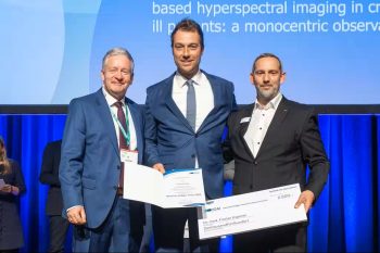 Übergabe des Heinrich-Dräger-Preises 2025 auf dem Jahreskongress der DGAI: (v.l.n.r.) Prof. Dr. med. Gernot Marx, Präsident der DGAI; Dr. med. Florian Espeter, Oberarzt, Schwerpunkt Intensivmedizin, Ärztliche Leitung Forschungslabor, Klinik für Anästhesiologie und Intensivmedizin, Universitätsmedizin Essen; Christian Riep, Geschäftsführer Dräger Medical Deutschland GmbH © DGAI