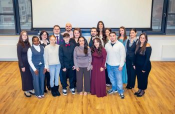 21 examinierte Pflegefachkräfte freuen sich über das bestandene Examen.