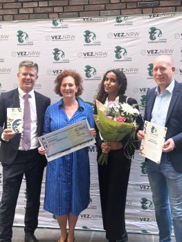 Die Freude steht ihnen ins Gesicht geschrieben: Vertreterinnen und Vertreter von MEDIZIN TO GO nach der Verleihung des Publikumspreises des Ehrenamtspreises NRW 2026, unterihnen Prof. Dr. med. Hannes Reuter (l., Ev. Klinikum Köln Weyertal). Er hat gemeinsam mit PD Dr. med. Jan Börgel (St. Barbara-Klinik) die Fortbildungsreihe CARDIO TO GO ins Leben gerufen.