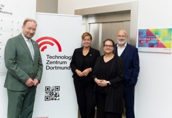 v.l.n.r. Stefan Schreiber (Geschäftsführer IHK zu Dortmund), Mona Neubaur (Ministerin für Wirtschaft, Industrie, Klimaschutz und Energie sowie stellvertretende Ministerpräsidentin des Landes Nordrhein-Westfalen), Dr. Joanna Stachnik (Leiterin Biomedizin Zentrum Dortmund), Dirk Stürmer (Geschäftsführer TechnologieZentrumDortmund) – Foto: Sabrina Richmann