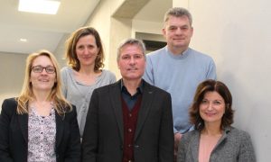 Arbeiten im Train2Hear-Projekt zusammen (im Bild von links nach rechts): Dr. Denise Bogdanski (Stabsstelle für Forschung am Katholischen Klinikum Bochum), Dr. Christiane Martinez Völter (CI-Zentrum Ruhrgebiet, Katholischen Klinikum Bochum), Dirk Kampmann (Geschäftsführer Kampmann Hörsysteme GmbH), Dieter Weiler (Geschäftsführer Q2Web GmbH) und Prof. Dr. Kerstin Bilda (hsg, Konsortialführung). Auf dem Foto fehlt Prof. Dr. Stefan Dazert (Direktor der Universitätsklinik für Hals-, Nasen- und Ohrenheilkunde, Kopf- und Hals-Chirurgie, St. Elisabeth Hospital).